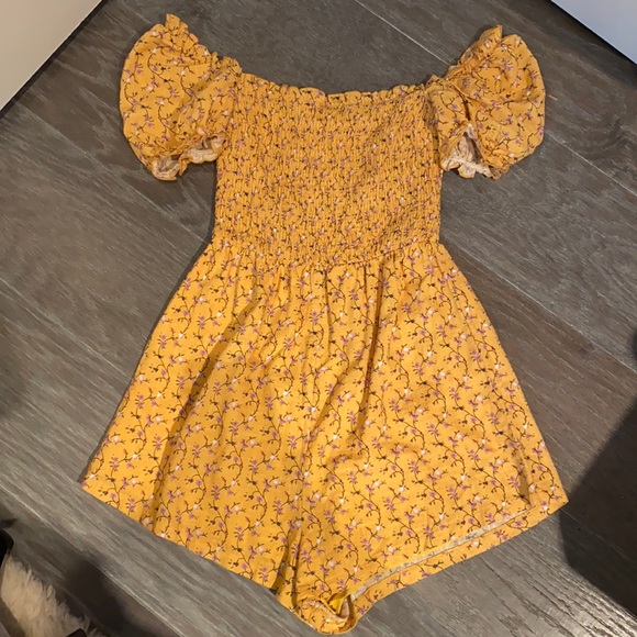Hello Molly Yellow romper - Picture 1 of 4